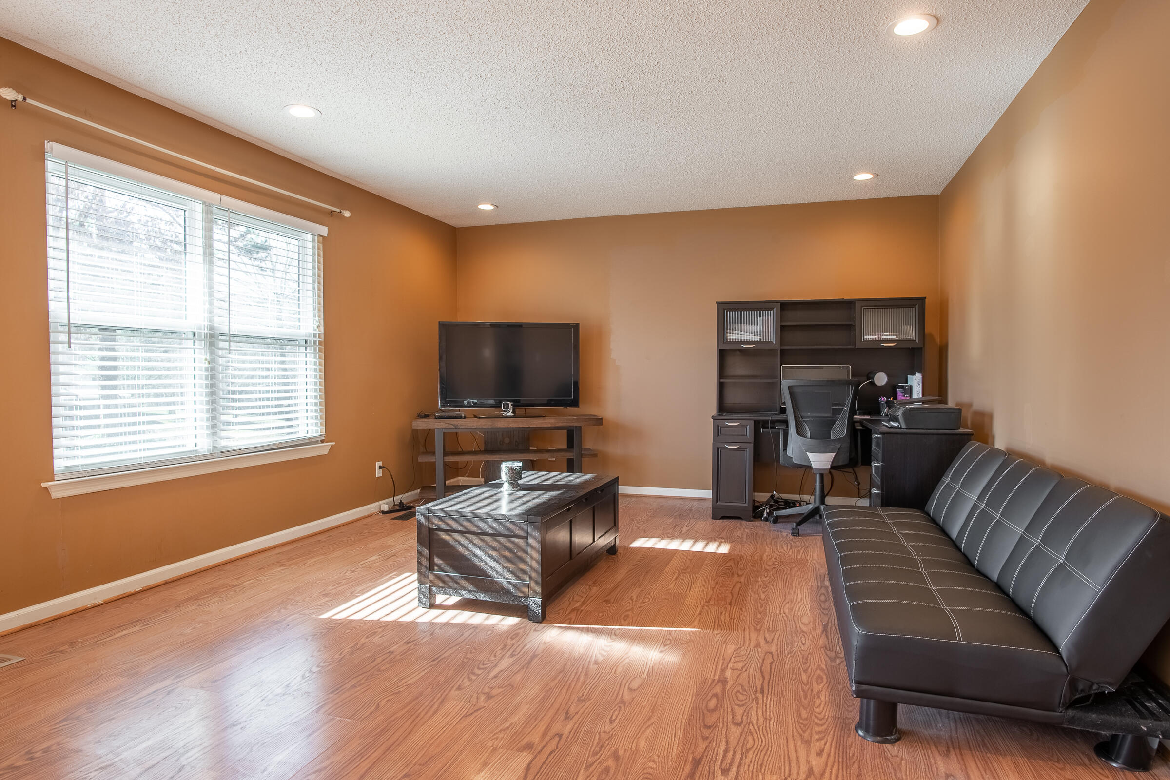 6607 Holder Road Harrison, TN 37341 - Photo 4 of 26 LIGHT & CHEERY