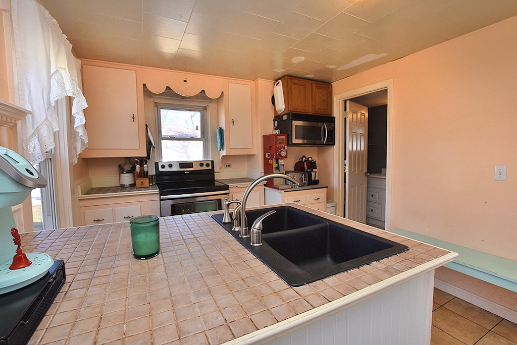 49 Custer Street Warwick, RI 02889 - Photo 3 of 14 Gallery Image 3