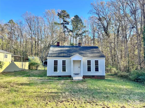 a view of a house with backyard