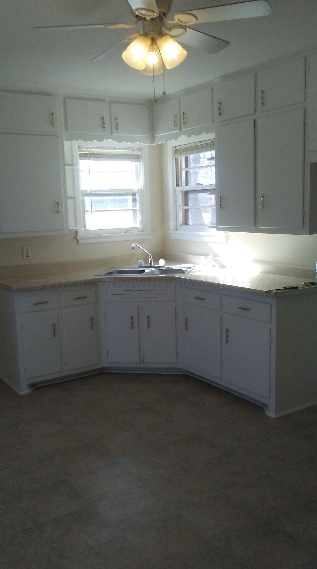 300 North Dallas Avenue Tulia, TX 79088 - Photo 5 of 9 a bathroom with double vanity and a mirror