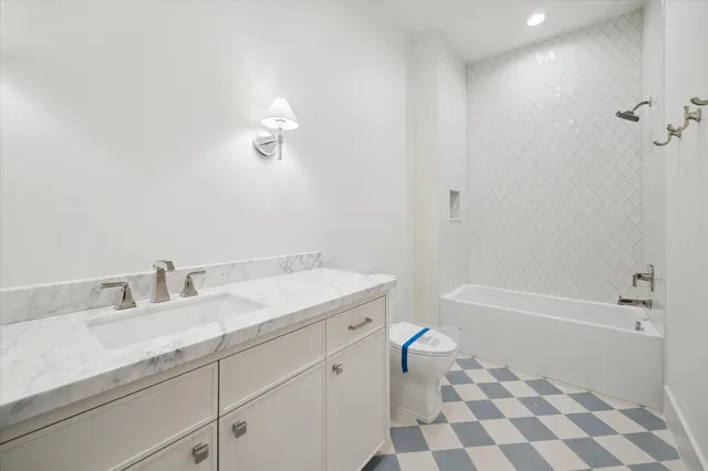 $5,999,995 | 205 Fleetway Drive, Hunters Creek Village, TX 77024