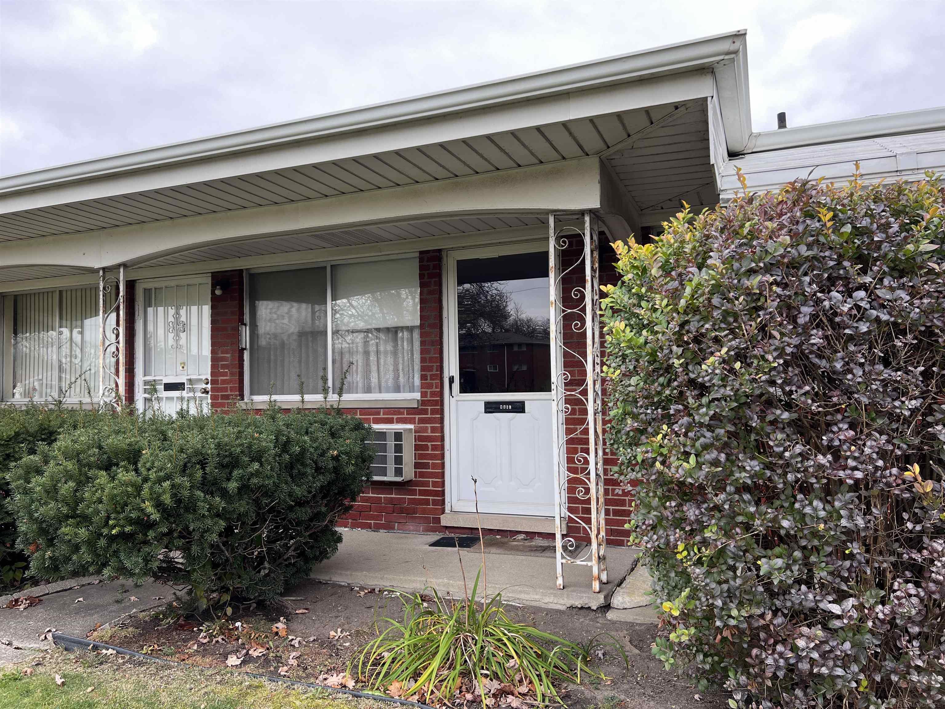 23016 Kelly Road Eastpointe, MI 48021 - Photo 2 of 30 50161764-3064f19a-1c91-40cb-9957-031bb2e6591b.JPG