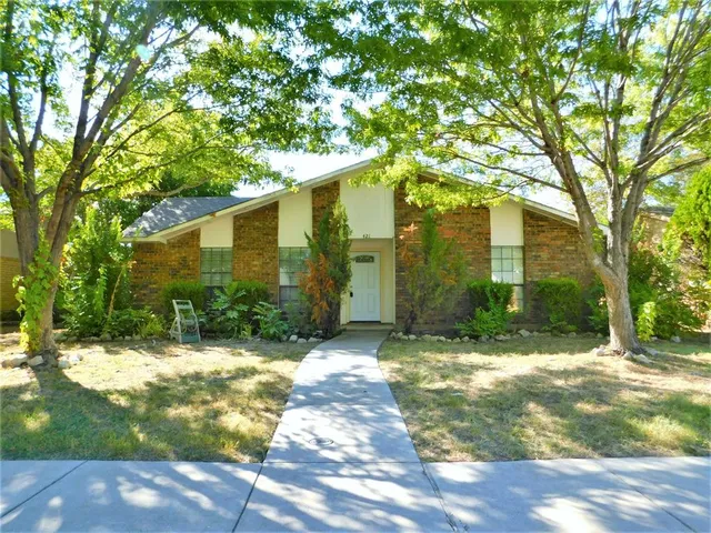 a view of a house with yard and tree s