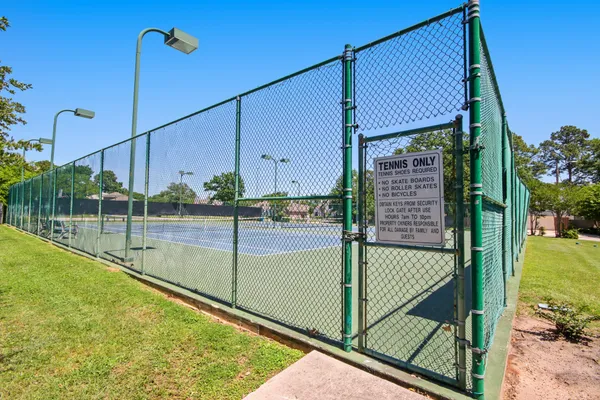 a view of yard with green space