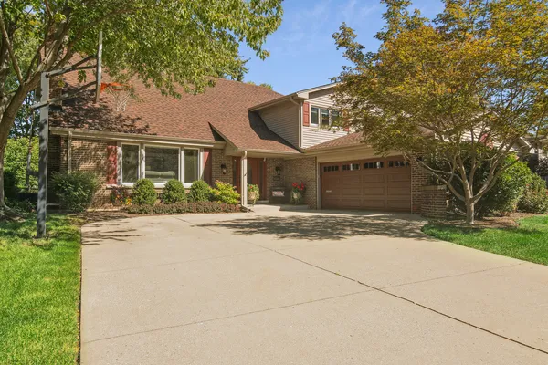 $775,000 | 1102 East Waverly Drive, Arlington Heights, IL 60004