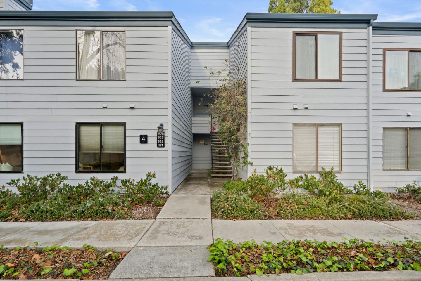 905 West Middlefield Road, Unit 923 Mountain View, CA 94043 - Photo 2 of 38 front view of a house