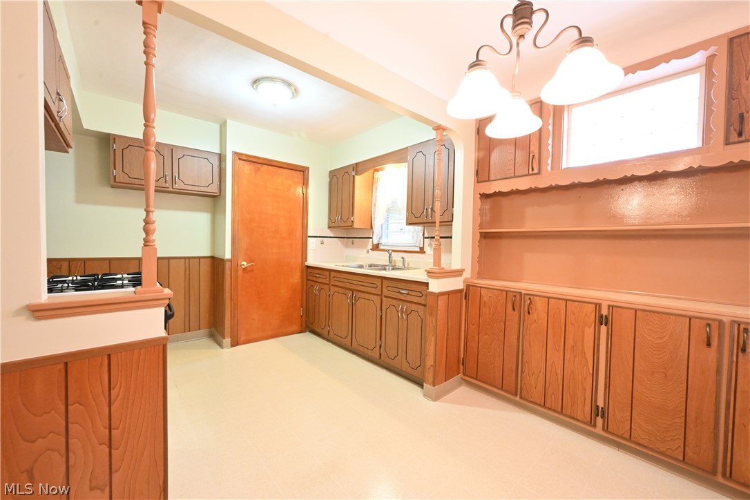 6210 Ridgewood Avenue Cleveland, OH 44129 - Photo 11 of 30