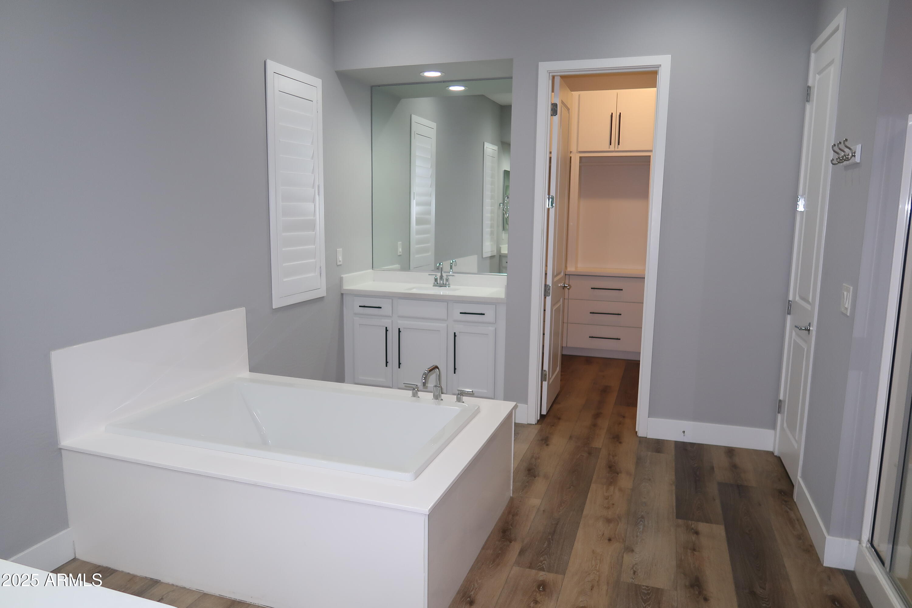 2852 East Robin Lane Phoenix, AZ 85050 - Photo 13 of 58 a bathroom with bathtub a sink and a mirror