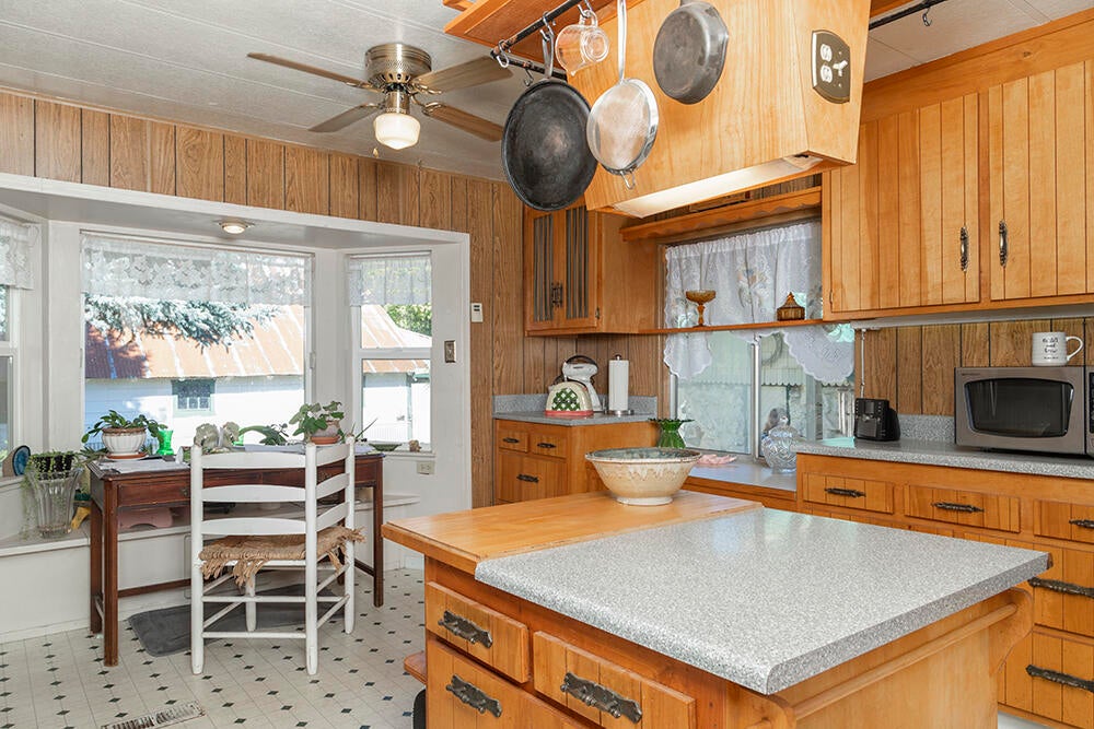 1018 Thompson Creek Road Selma, OR 97538 - Photo 7 of 37 5