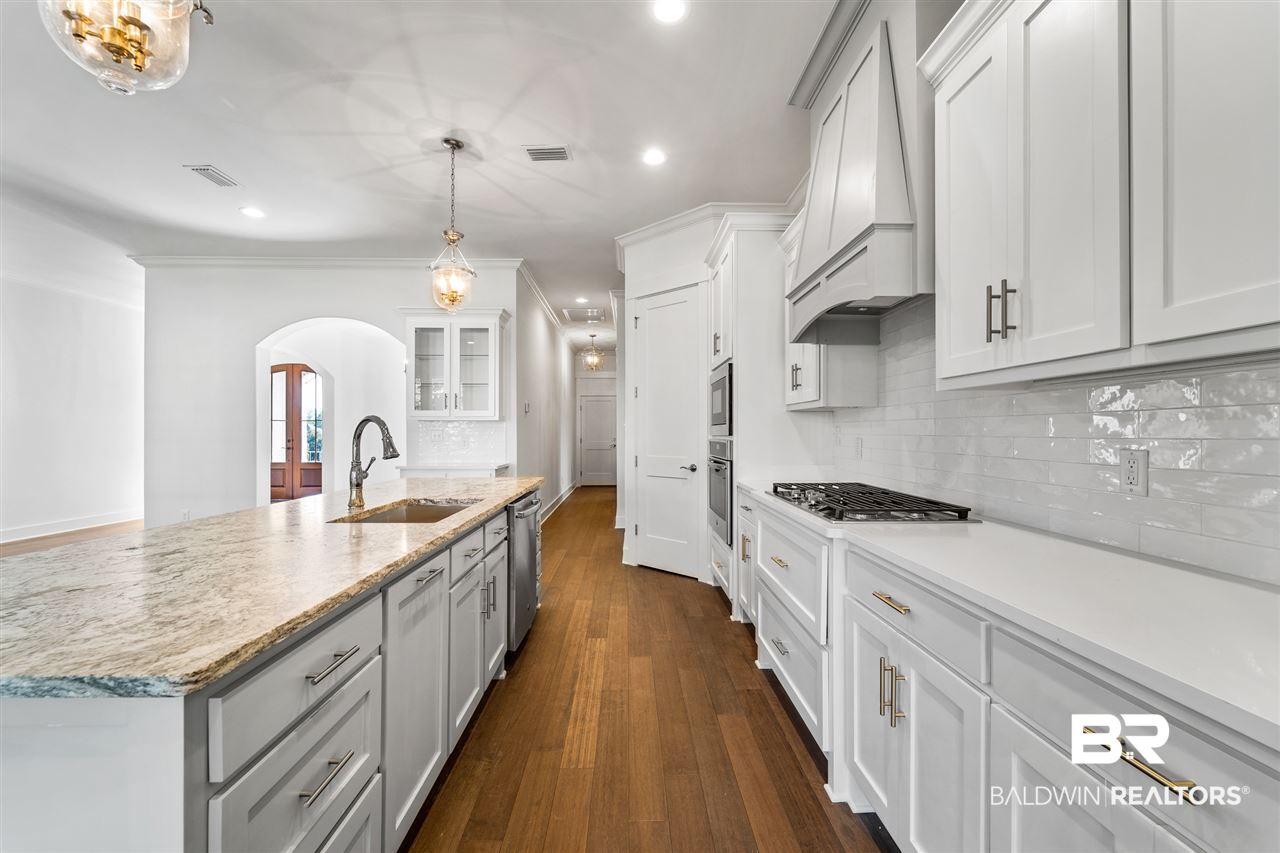 17402 Burwick Loop Fairhope, AL 36532 - Photo 12 of 40 Dry Bar Area