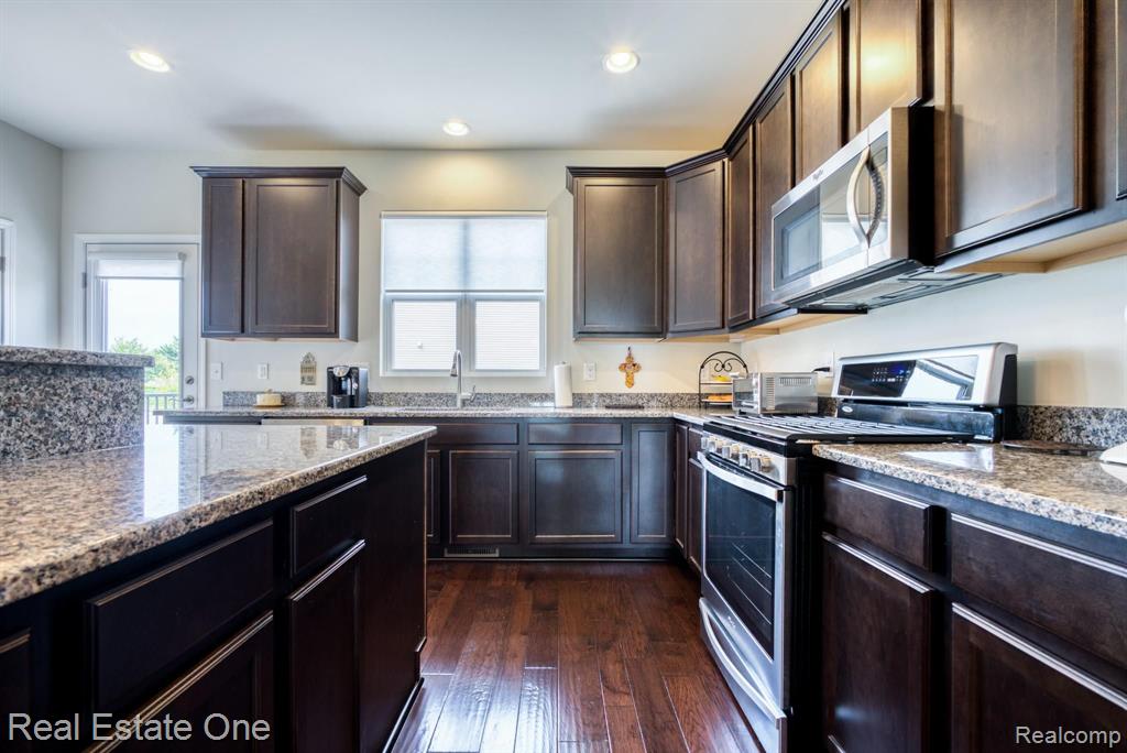 313 Glenhurst Boulevard Rochester Hills, MI 48307 - Photo 7 of 31