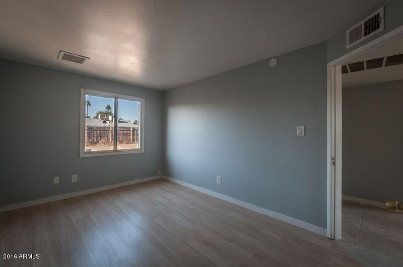 7147 West Coronado Road Phoenix, AZ 85035 - Photo 3 of 21 016