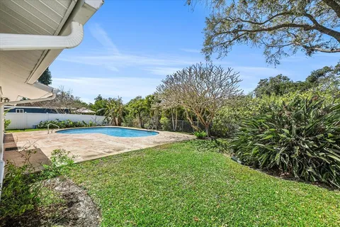 a view of a backyard