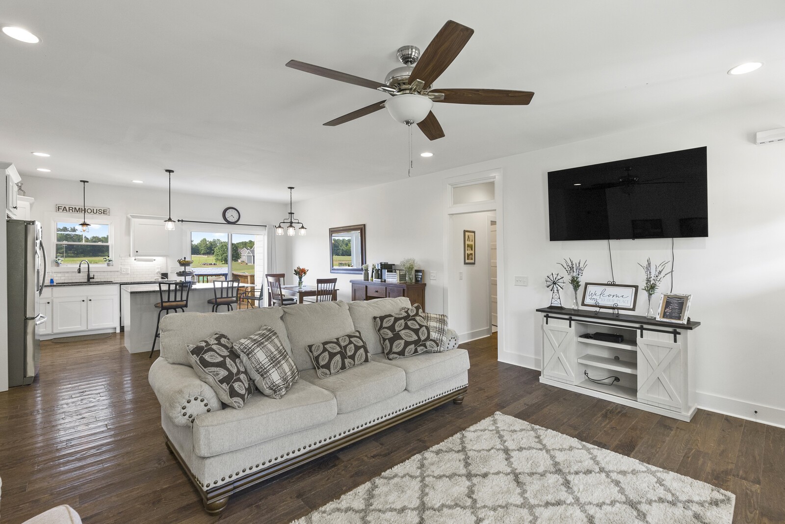 6014 Brown Road Springfield, TN 37172 - Photo 4 of 15 a living room with furniture and a flat screen tv