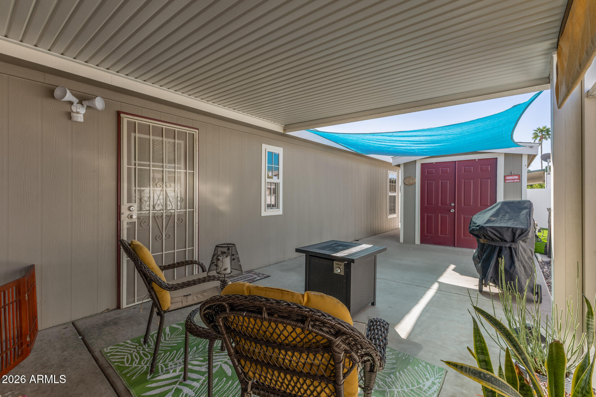 201 South Greenfield Road, Unit 124 Mesa, AZ 85206 - Photo 20 of 31 a view of a livingroom with furniture and a table
