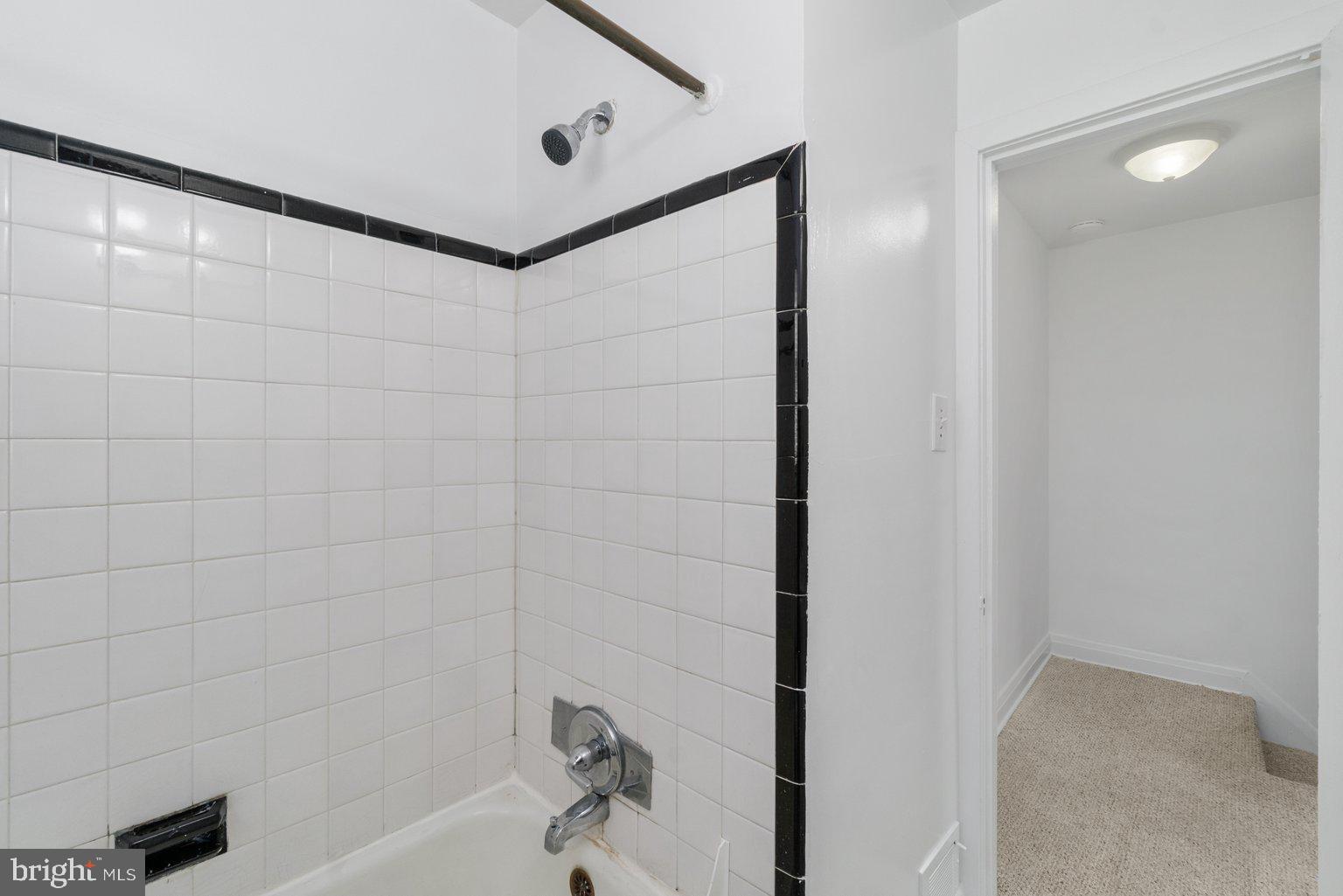 4427 Pen Lucy Road Baltimore, MD 21229 - Photo 23 of 29 Bathroom with Tub/Shower Combo