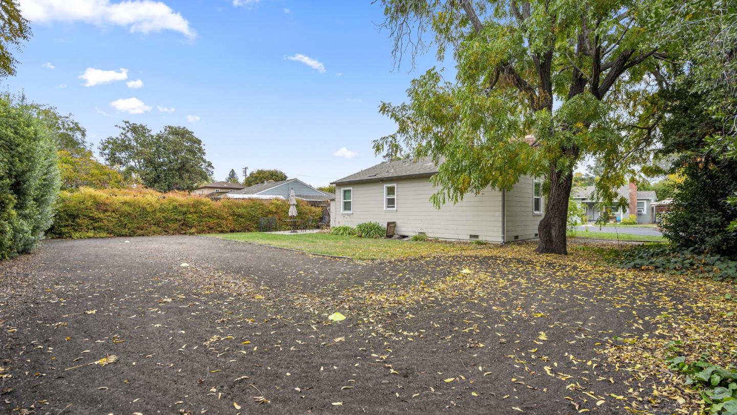 2262 Louis Road Palo Alto, CA 94303 - Photo 26 of 40 a backyard of a house