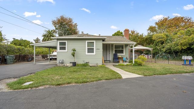 a view of a house with basketball court
