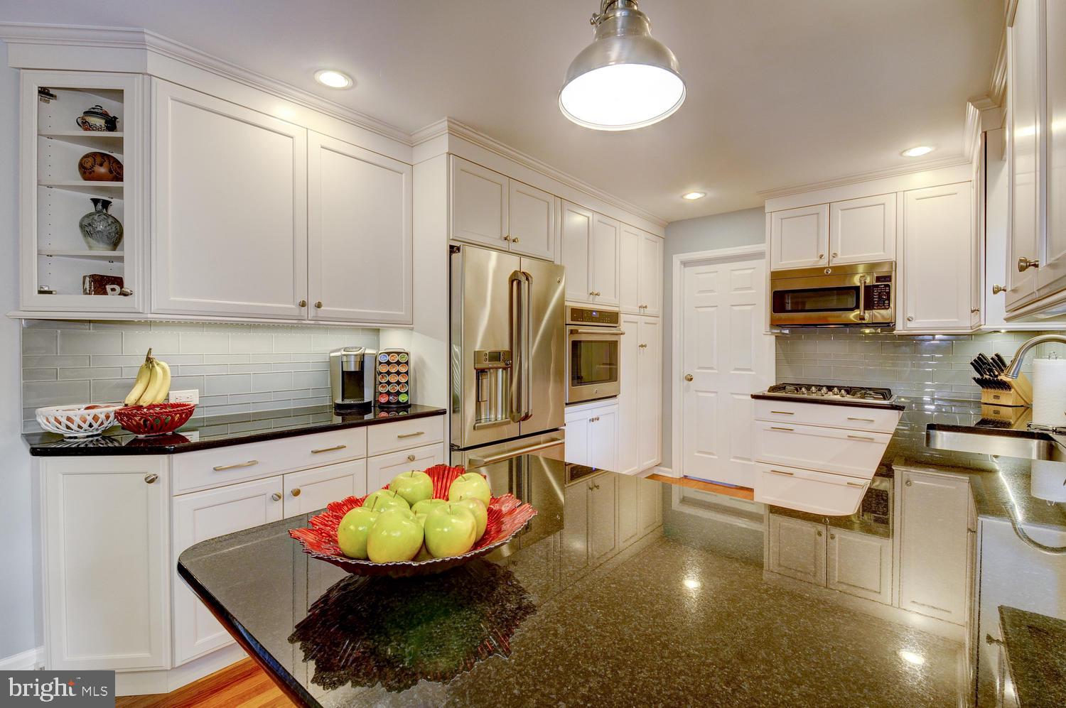15 Yeger Road Princeton Junction, NJ 08550 - Photo 20 of 42 Beautifully Remodeled Kitchen