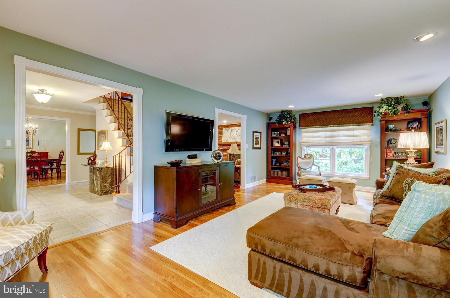 15 Yeger Road Princeton Junction, NJ 08550 - Photo 8 of 42 Spacious Living Room