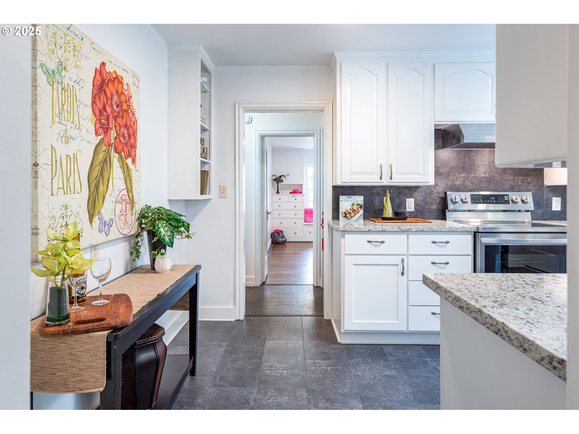 1624 Washington Street Eugene, OR 97401 - Photo 19 of 41 a living room with furniture and a potted plant
