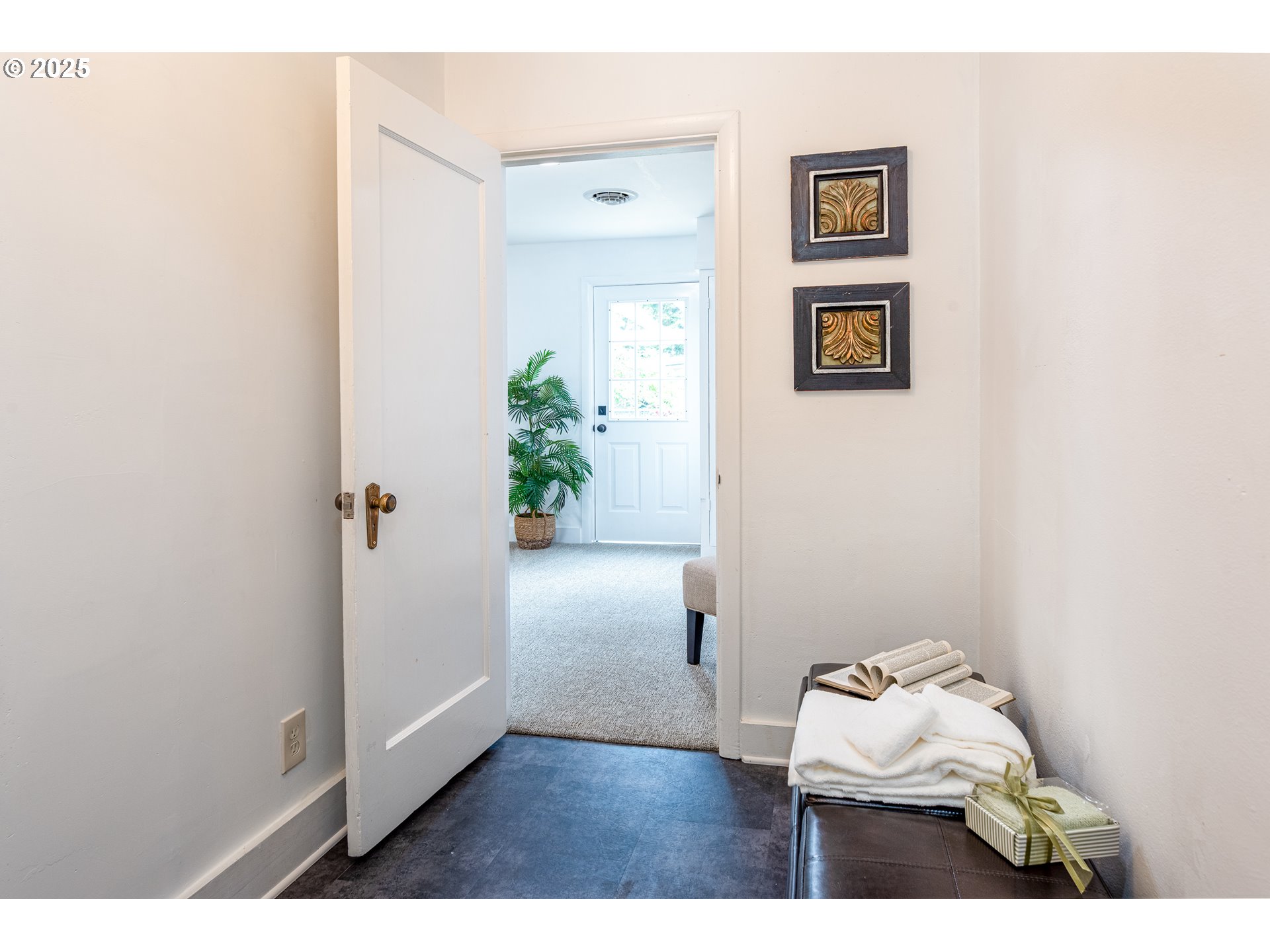 1624 Washington Street Eugene, OR 97401 - Photo 23 of 41 a room with furniture and a potted plant