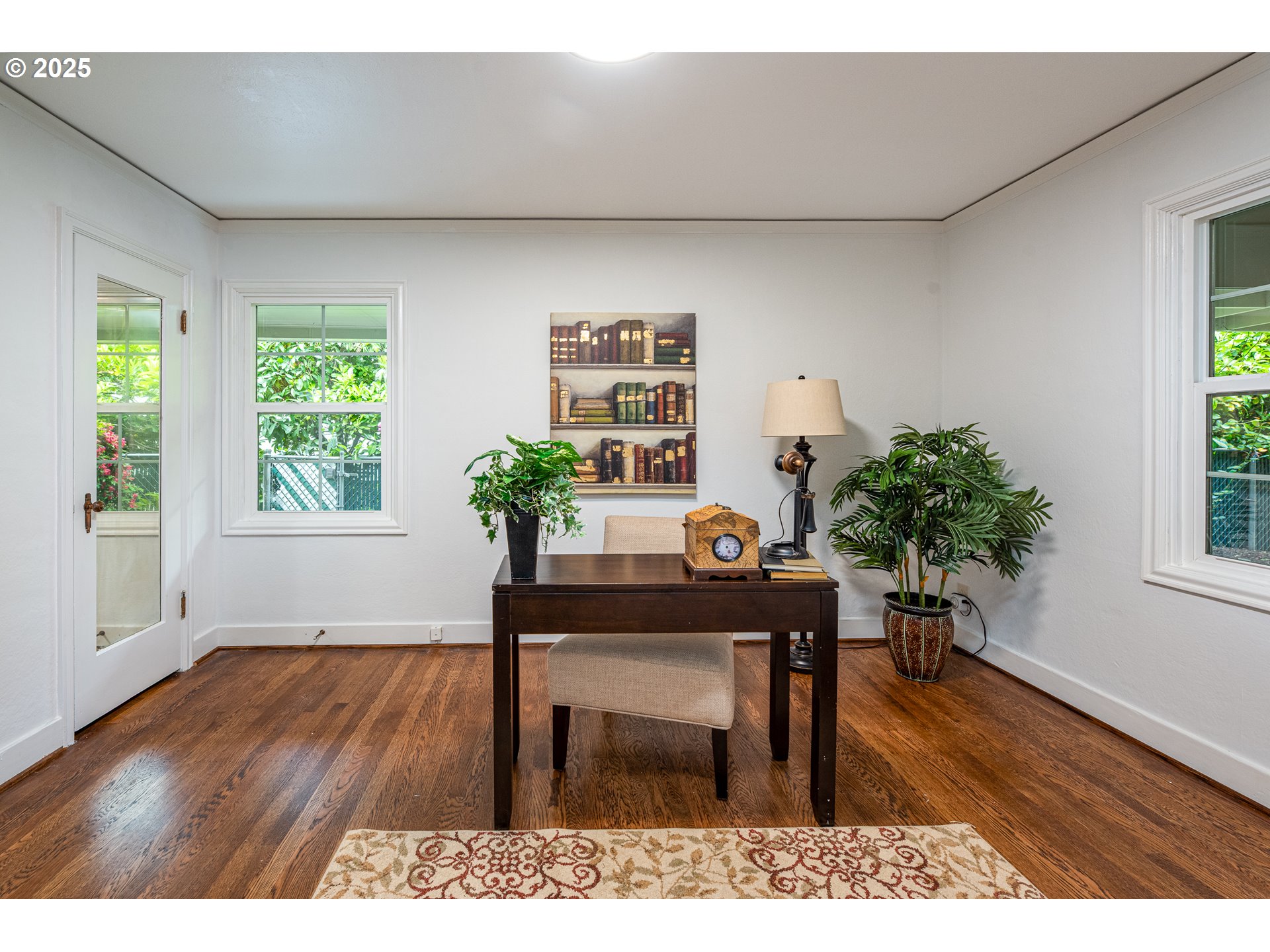 1624 Washington Street Eugene, OR 97401 - Photo 26 of 41 a living room with furniture and a potted plant