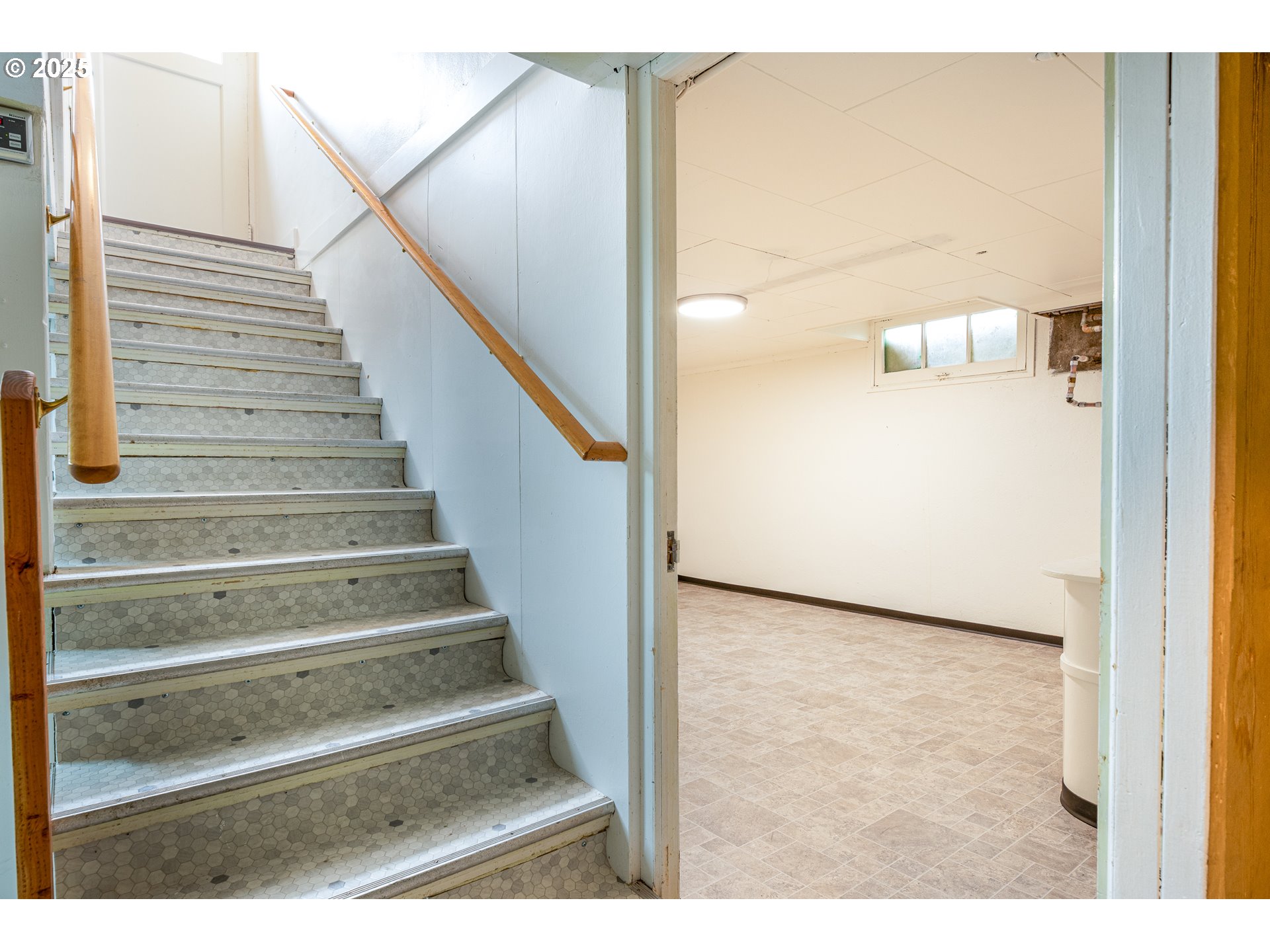 1624 Washington Street Eugene, OR 97401 - Photo 29 of 41 a view of entryway