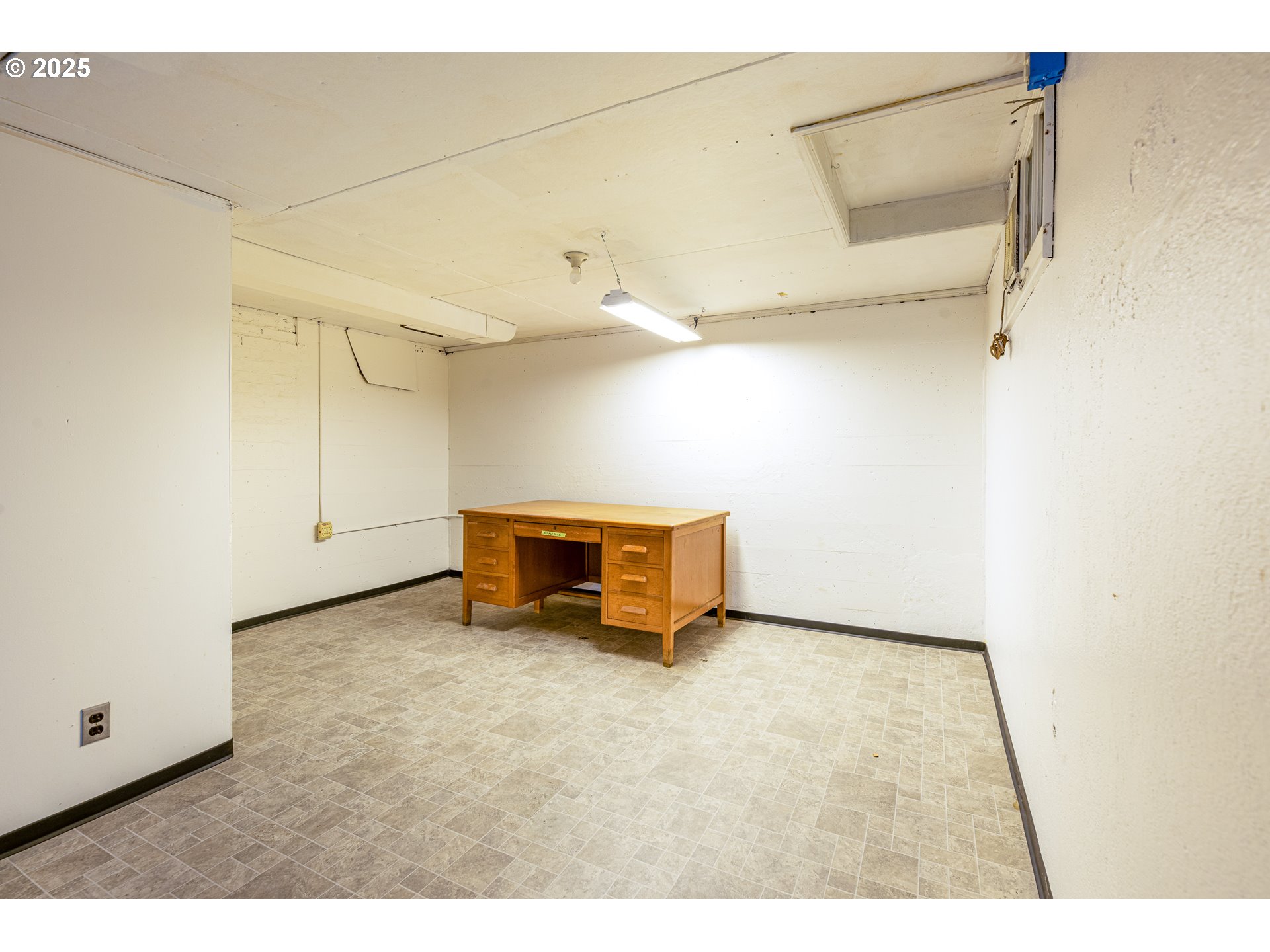 1624 Washington Street Eugene, OR 97401 - Photo 31 of 41 a view of an empty room