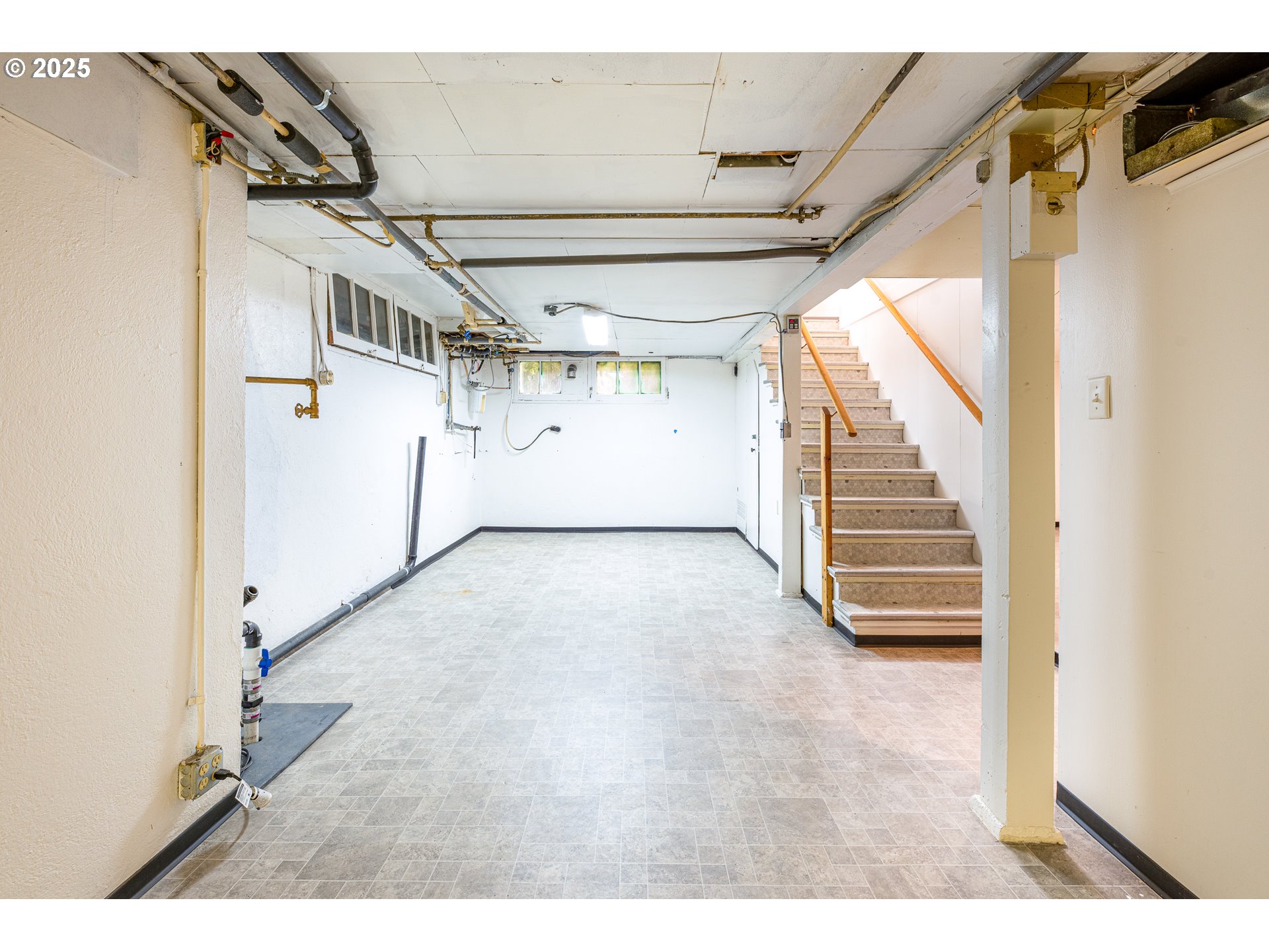 1624 Washington Street Eugene, OR 97401 - Photo 32 of 41 a view of a garage