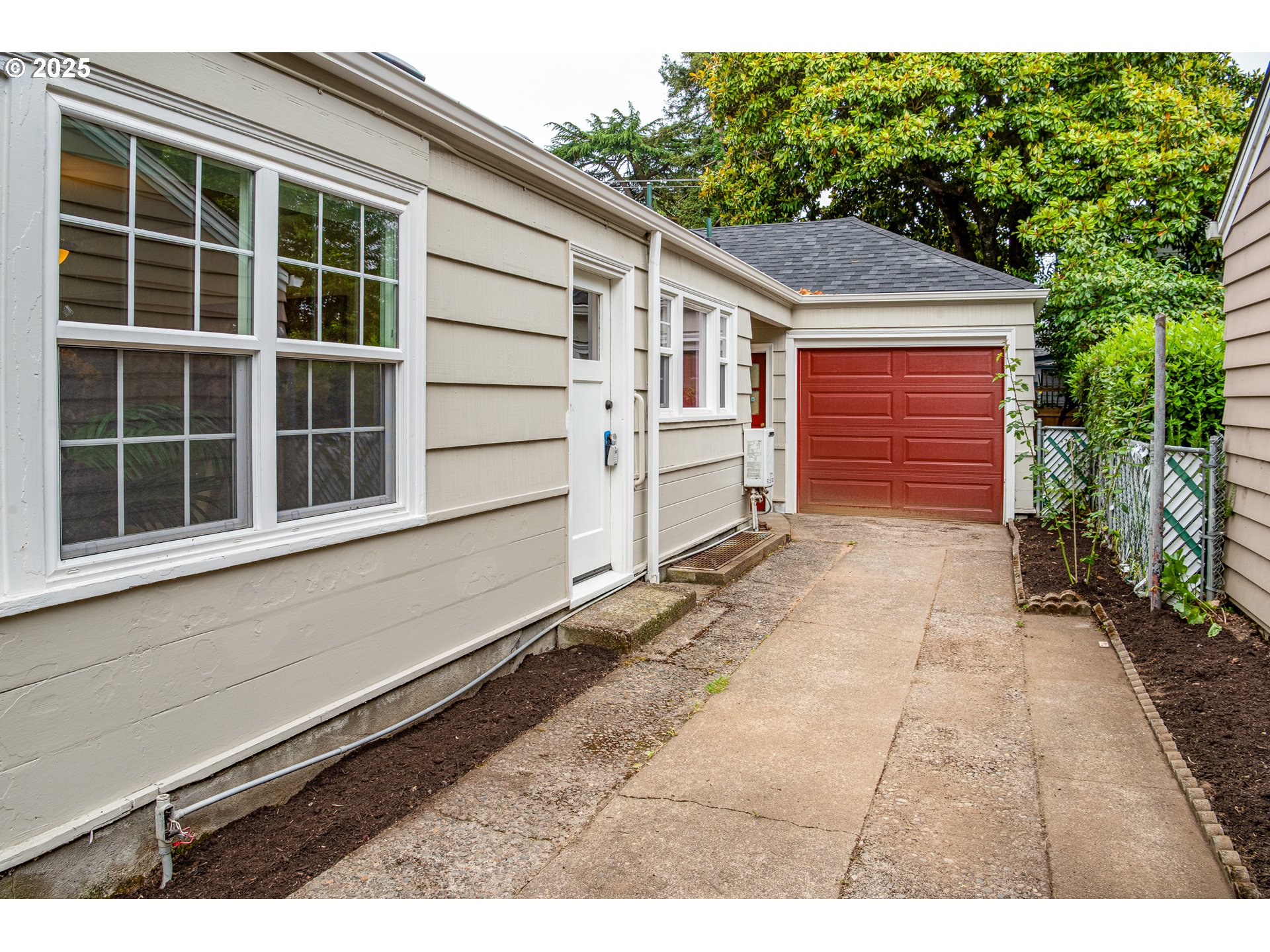 1624 Washington Street Eugene, OR 97401 - Photo 33 of 41 a house with a outdoor space