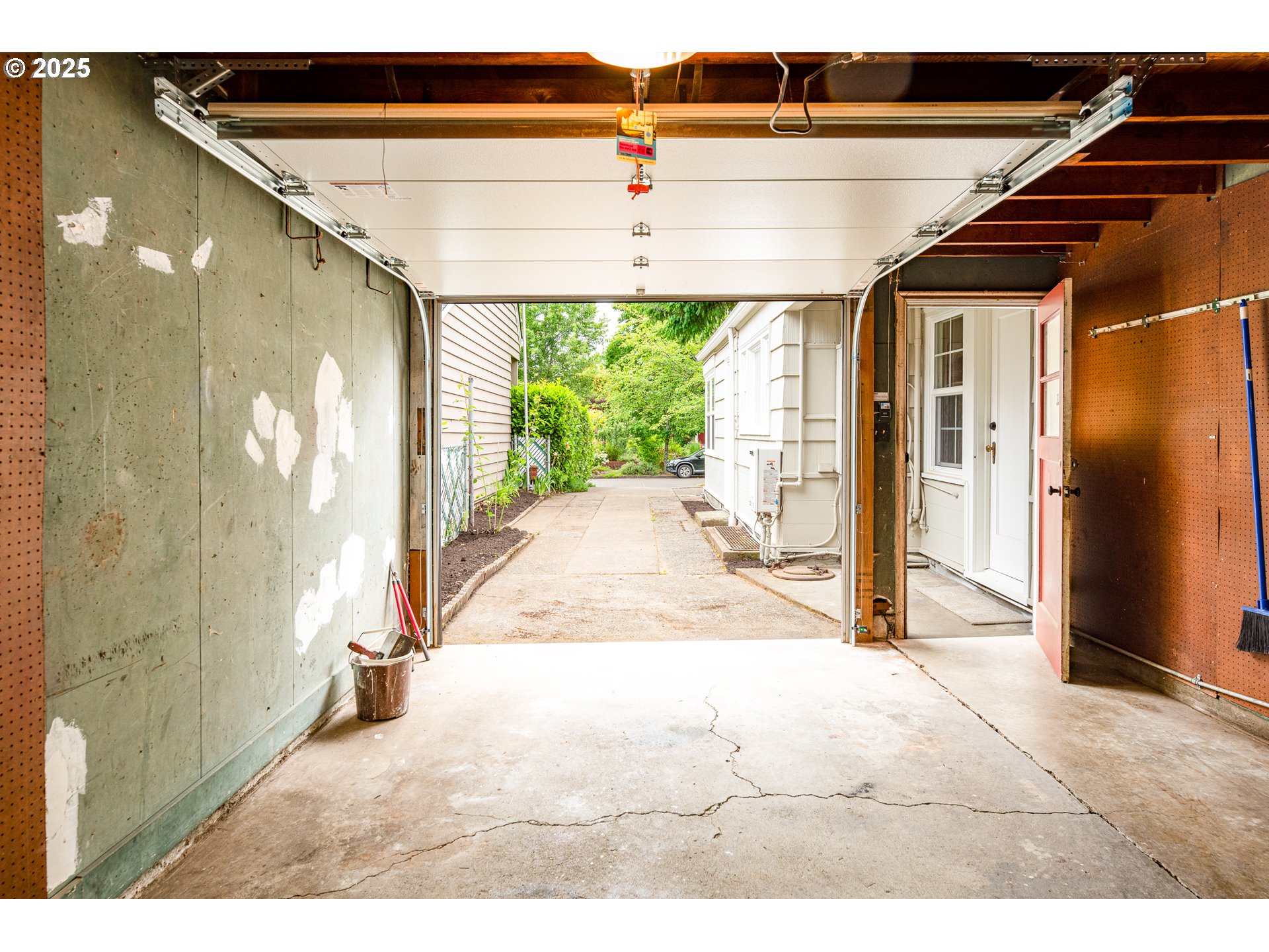1624 Washington Street Eugene, OR 97401 - Photo 35 of 41 a view of a porch with a backyard