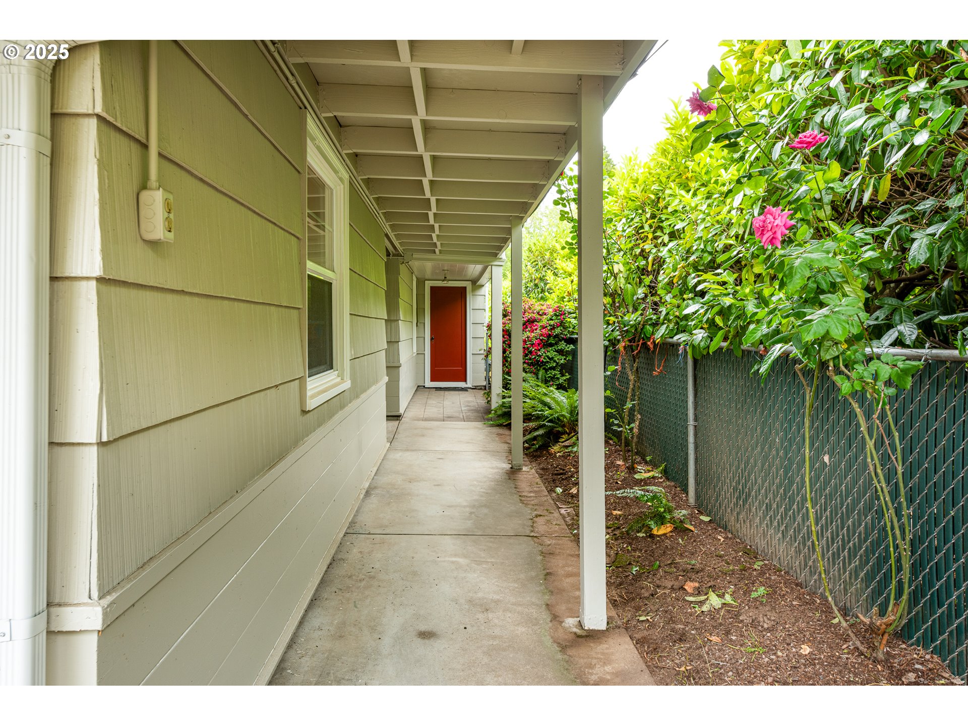 1624 Washington Street Eugene, OR 97401 - Photo 39 of 41 a backyard of a house with plants and large tree
