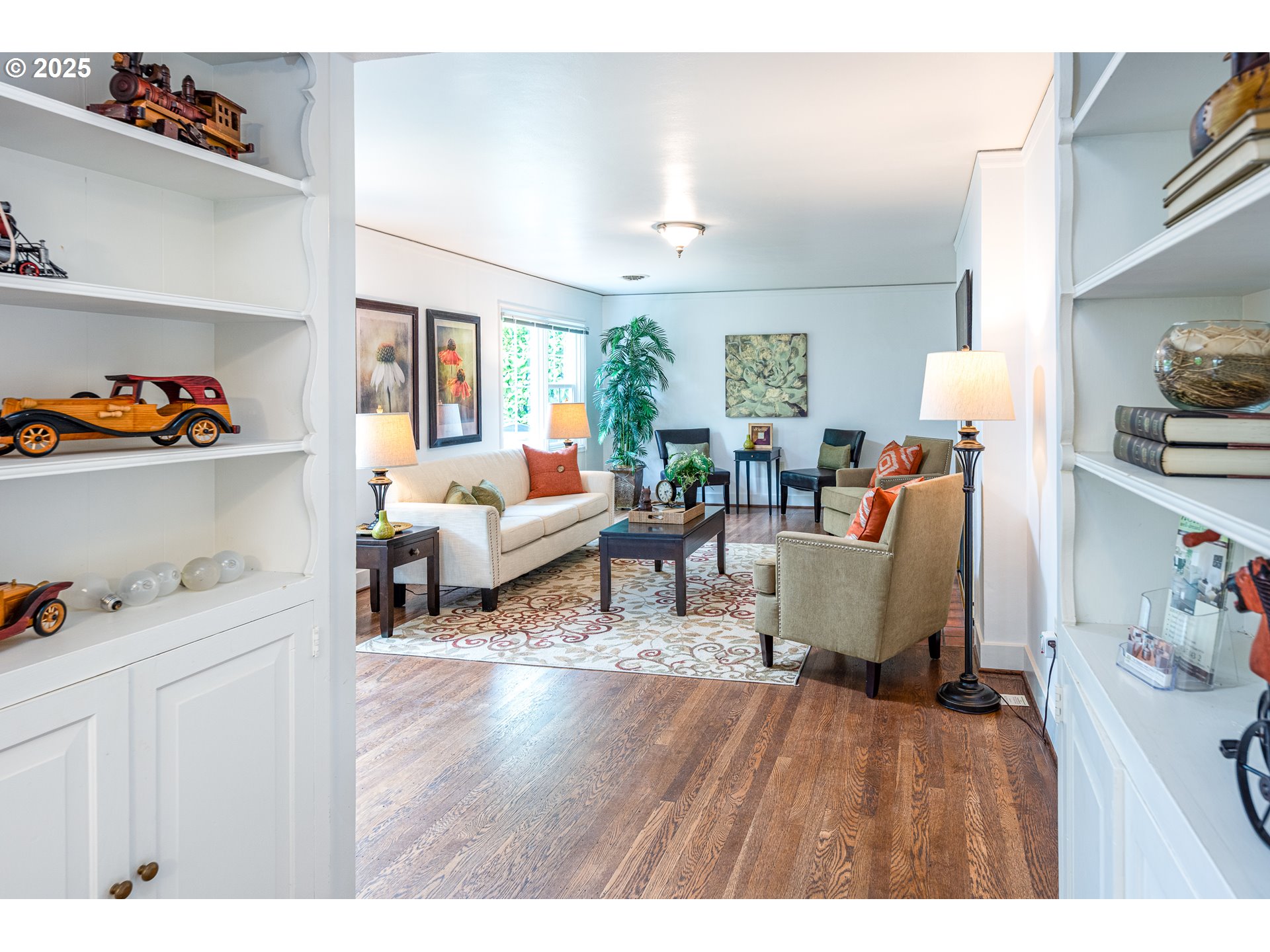 1624 Washington Street Eugene, OR 97401 - Photo 10 of 41 a living room with furniture and a wooden floor