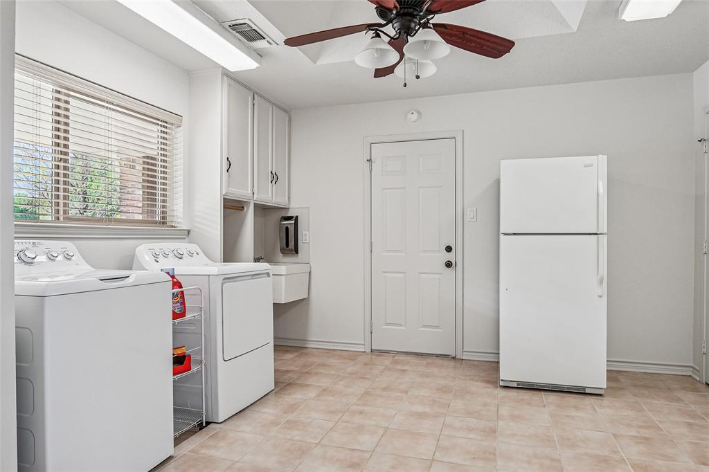 1006 Cochran Road Argyle, TX 76226 - Photo 24 of 40 a utility room with dryer and washer