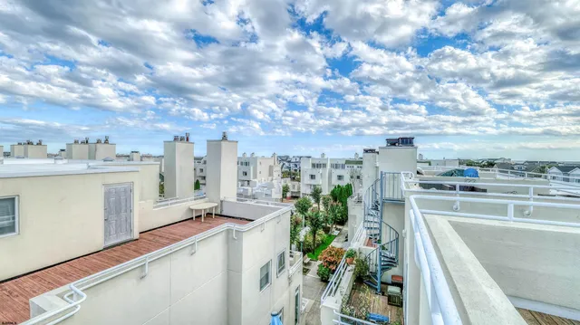 a view of entryway with a front door