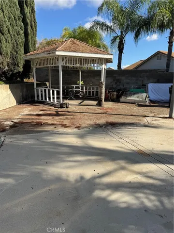 a view of a house with a backyard