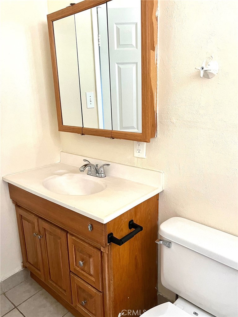 1550 Primrose Avenue Merced, CA 95340 - Photo 19 of 46 a bathroom with a sink a toilet and a mirror