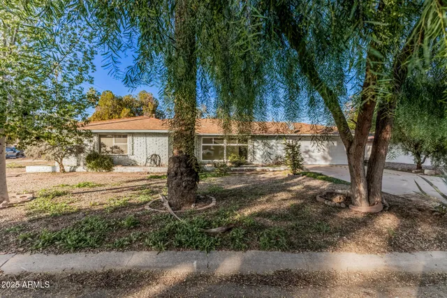 a view of a house with backyard