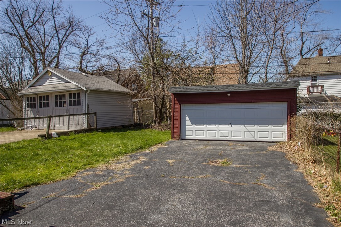 860 Clarence Road Cleveland Heights, OH 44121 - Photo 6 of 28 Gallery Image 6