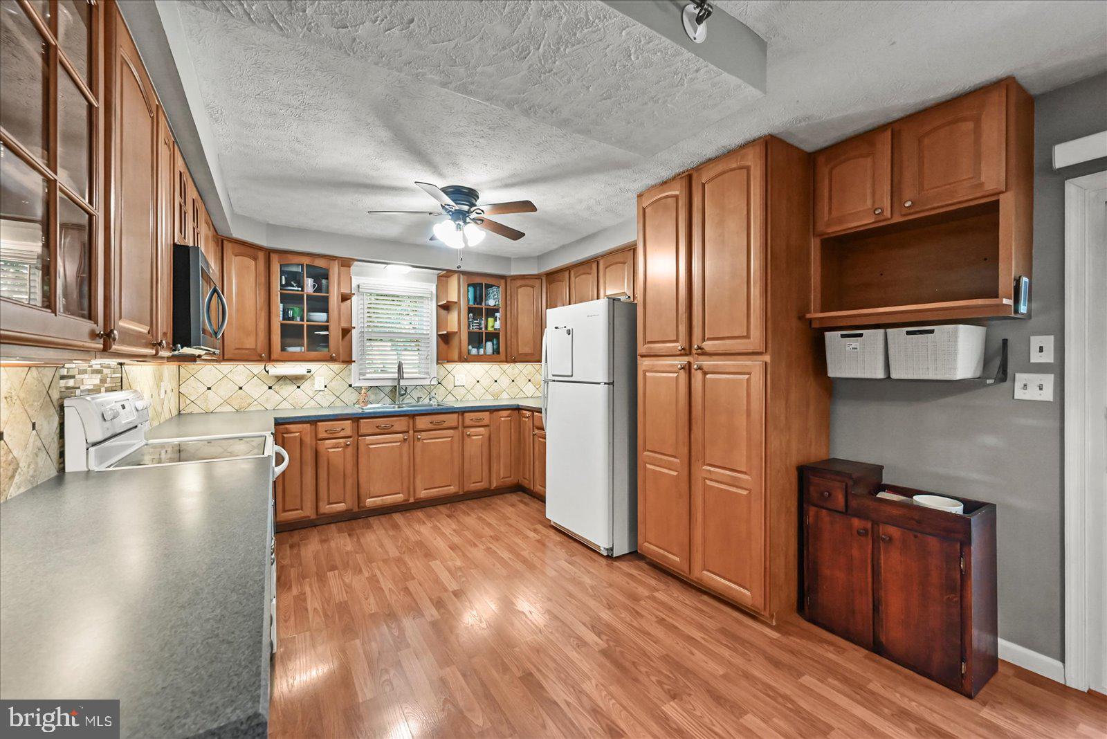253 Kindig Road Littlestown, PA 17340 - Photo 9 of 41 Warm and inviting kitchen space.
