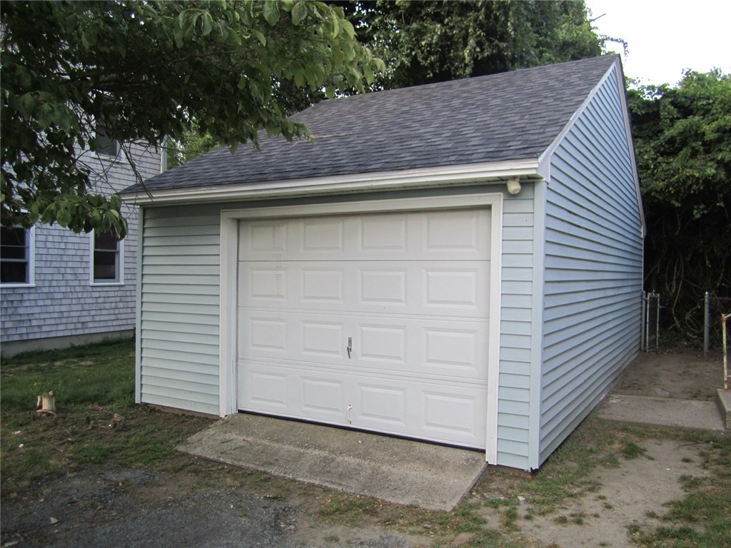 25 Brookdale Road Middletown, RI 02842 - Photo 3 of 19
