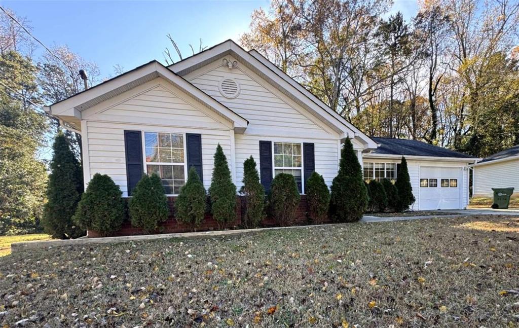a view of a house with a yard