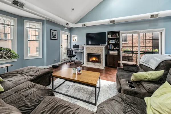 $4,500 | 811 West Superior Street, Unit 4, Chicago, IL 60642