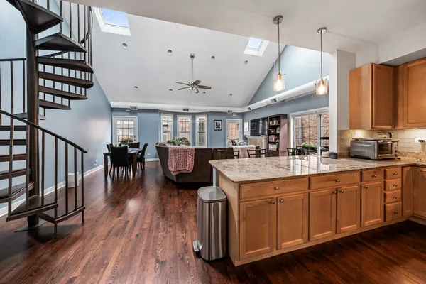 $4,500 | 811 West Superior Street, Unit 4, Chicago, IL 60642