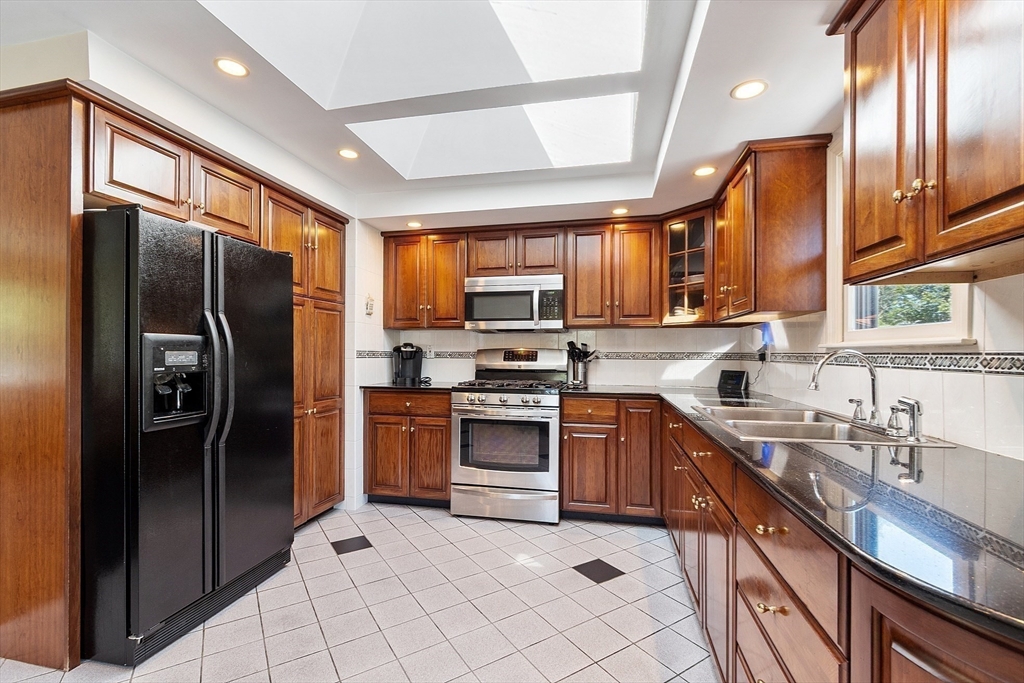 4 Hillside Road Gloucester, MA 01930 - Photo 4 of 20