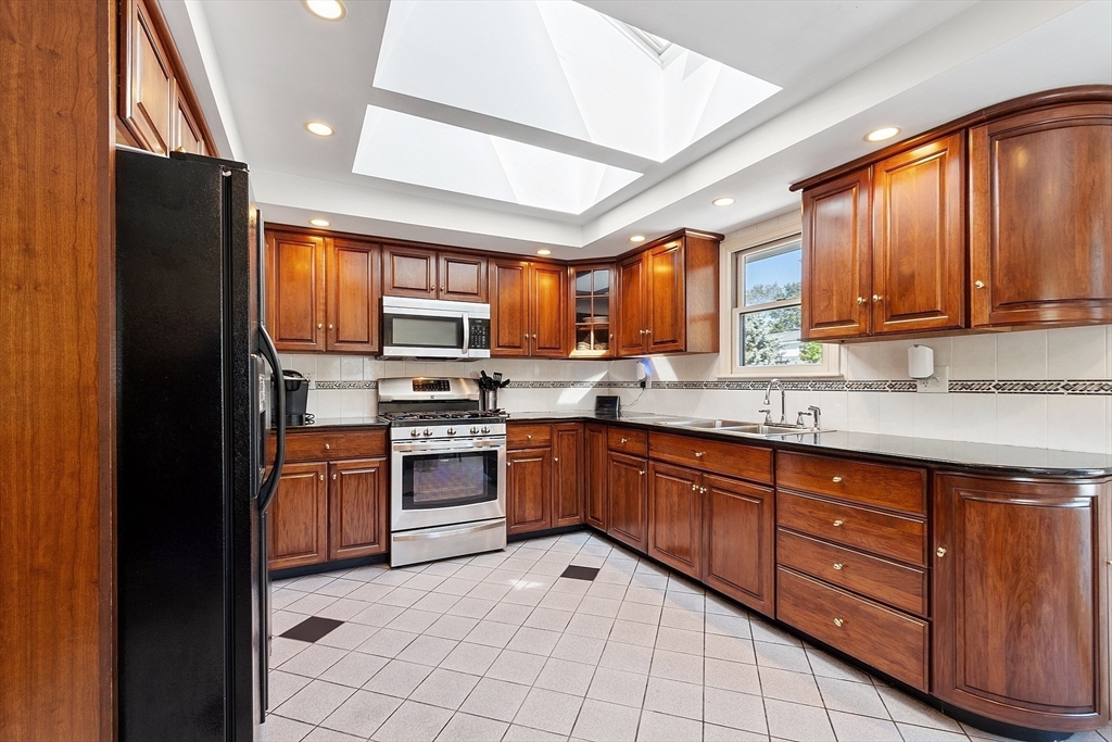 4 Hillside Road Gloucester, MA 01930 - Photo 6 of 20