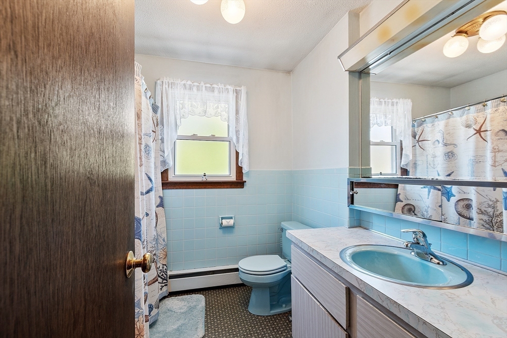 4 Hillside Road Gloucester, MA 01930 - Photo 9 of 20