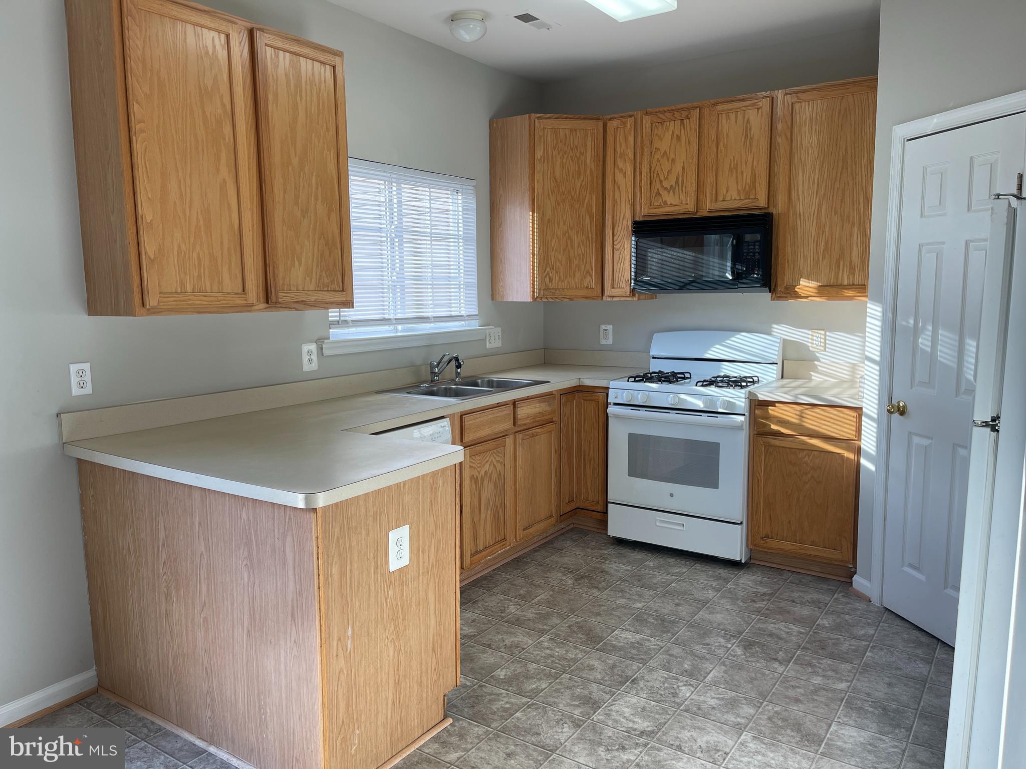 27 Townes Place Fredericksburg, VA 22405 - Photo 2 of 34 a kitchen with a sink stove and microwave