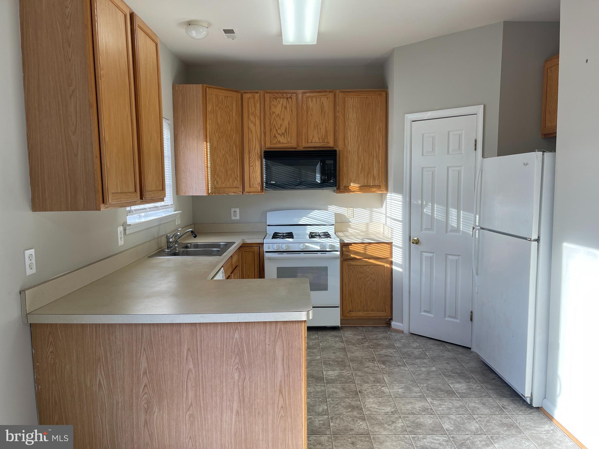 27 Townes Place Fredericksburg, VA 22405 - Photo 3 of 34 a kitchen with a stove a microwave and a refrigerator